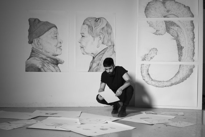 Florian Nguyễn bên cạnh các tác phẩm của anh - Ảnh: BTC
