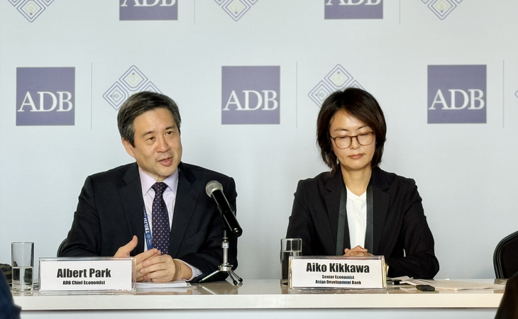 Nhà kinh tế trưởng ADB Albert Park và tác giả báo cáo về già hóa dân số ở châu Á - Thái Bình Dương Aiko Kikkawa tại buổi họp báo ngày 2-5 ở Tbilisi, Georgia - Ảnh: DUY LINH