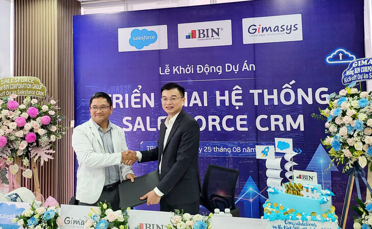 Chủ tịch BIN Corporation Group Lê Hùng Anh (phải) ký hợp tác với ông Đinh Kiến Quốc - tổng giám đốc Công ty TNHH Tích hợp Hệ thống quản lý quốc tế (Gimasys) - triển khai dự án Salesforce CRM, Pardot và Tableau