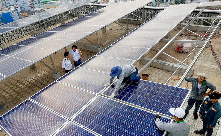 Lắp đặt điện mặt trời mái nhà tự dùng tại TP.HCM - Ảnh: NGỌC HIỂN