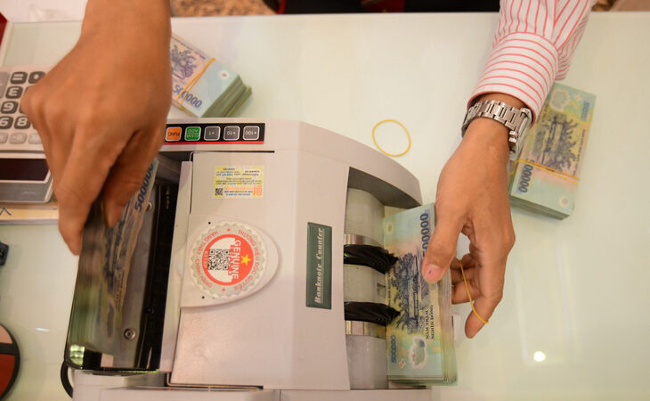Người dân đã bớt để tiền gửi trong ngân hàng - Ảnh: QUANG ĐỊNH