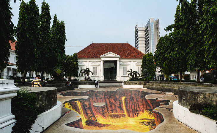 Một tác phẩm nghệ thuật đánh lừa thị giác của nghệ sĩ minh họa Irawan được các họa sĩ vẽ lại trên lối vào Galeri Nasional Indonesia. Ảnh: Ilham Fauzan