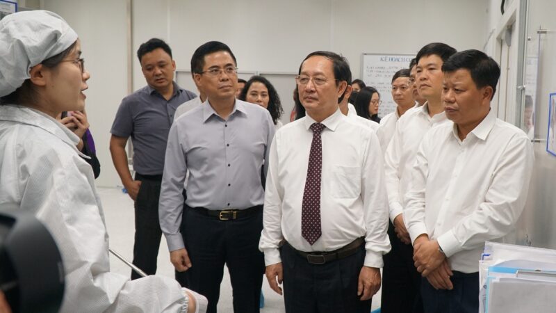 Bộ trưởng Khoa học và Công nghệ Huỳnh Thành Đạt tham quan phòng thí nghiệm của Công ty TNHH Universal Scientific Industrial Việt Nam. Ảnh: Lê Tân
