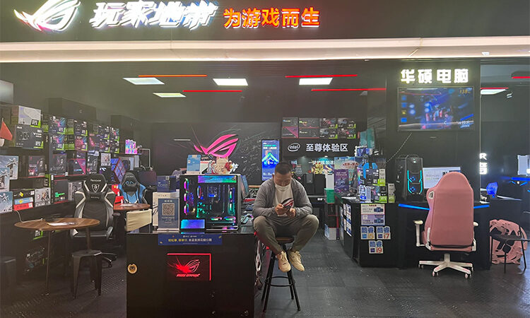 Cửa hàng linh kiện máy tính vắng khách ở Thượng Hải. Ảnh: Ann Cao/SCMP