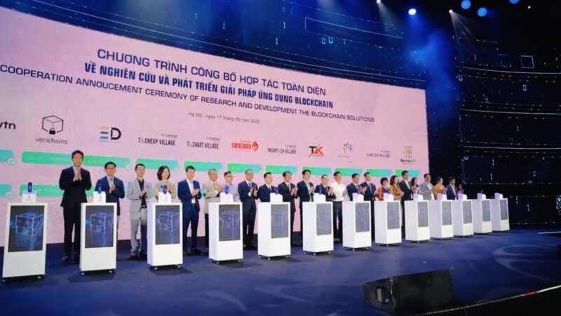 Lễ ký kết hợp tác chiến lược tại buổi ra mắt Hiệp hội Blockchain Việt Nam. Ảnh: Hiệp hội Blockchain Việt Nam