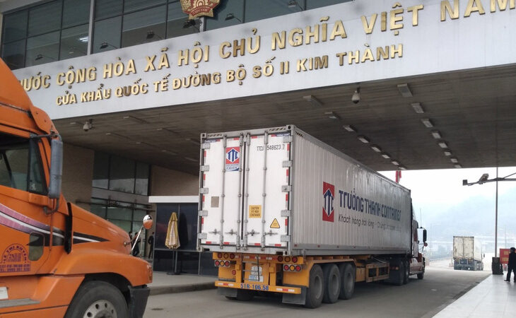 Xe chở hàng hóa làm thủ tục xuất khẩu sang Trung Quốc qua cửa khẩu quốc tế đường bộ số II Kim Thành, Lào Cai - Ảnh: C.TUỆ