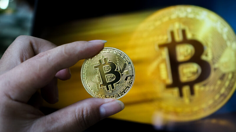 Đồng xu biểu tượng Bitcoin. Ảnh: Bảo Lâm