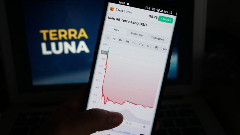 Giá Luna mới tăng lên mốc gần 20 USD mỗi đồng nhưng sau đó sụt mạnh. Ảnh: Bảo Lâm