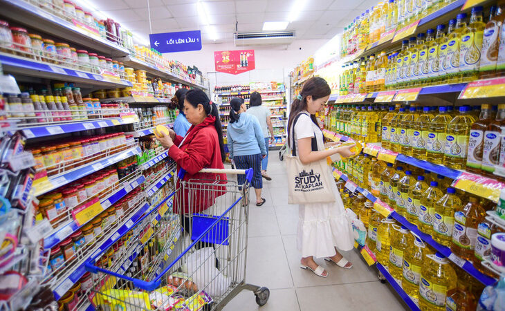 Người dân mua sắm tại siêu thị ở TP.HCM - Ảnh: QUANG ĐỊNH