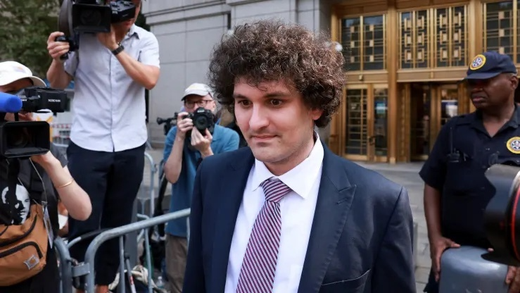 Sam Bankman-Fried ra khỏi tòa án liên bang ở New York tháng 7 năm ngoái. Ảnh: Reuters
