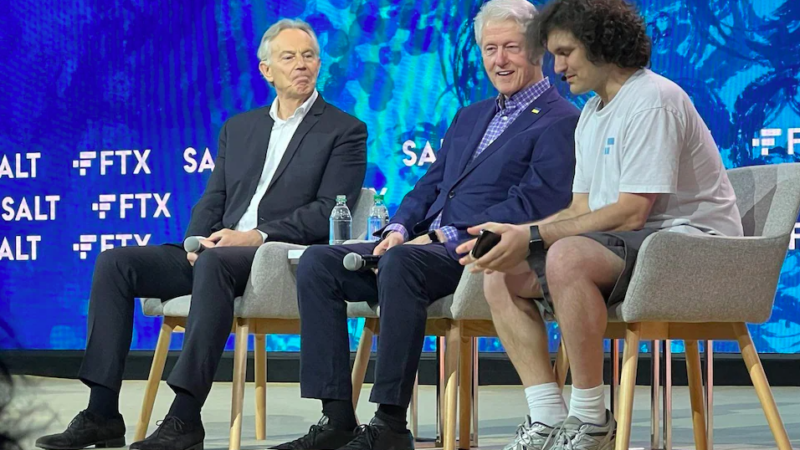 Sam Bankman-Fried (phải) cùng cựu tổng thống Mỹ Bill Clinton (giữa) và cựu thủ tướng Anh Tony Blair tại sự kiện Crypto Bahamas tháng 4. Ảnh: Trustnodes