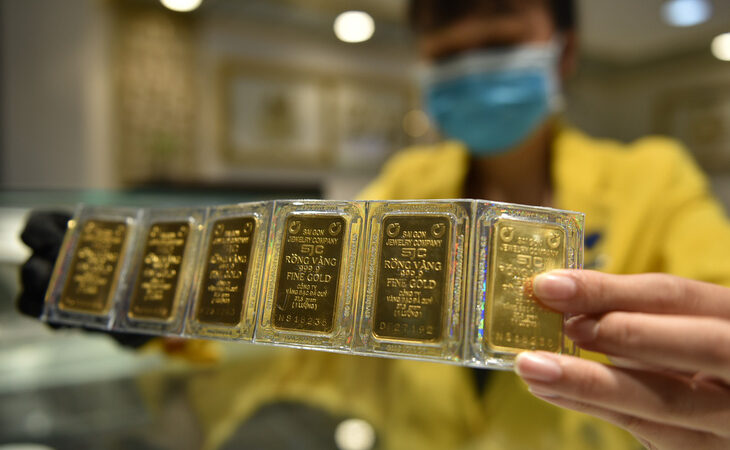 So với giá vàng thế giới quy đổi, giá vàng miếng SJC đang cao hơn 14,64 triệu đồng/lượng - Ảnh: NGỌC PHƯỢNG