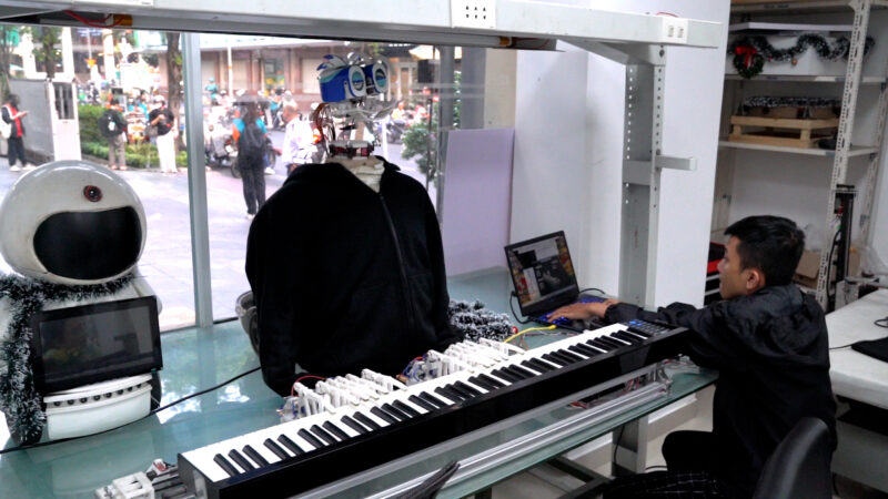 Sinh viên năm 1 chế tạo robot chơi đàn piano