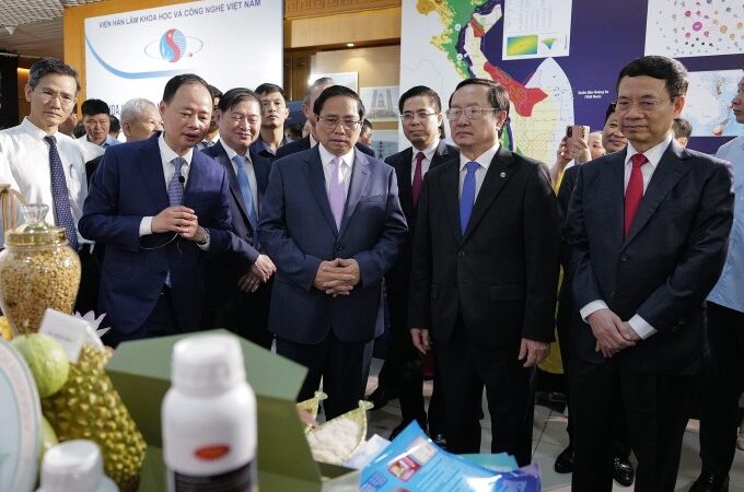 Thủ tướng Phạm Minh Chính và lãnh đạo các bộ, ngành tham quan triển lãm công nghệ. Ảnh: Ngọc Thành
