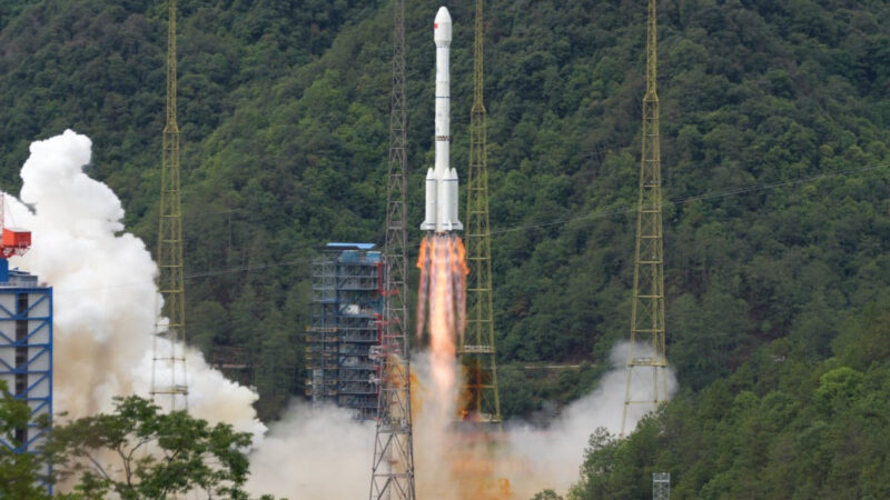 Tên lửa Trường Chinh-3B mang theo vệ tinh Smart SkyNet-1 01 bay lên từ Trung tâm phóng vệ tinh Tây Xương, tỉnh Tứ Xuyên hôm 9/5. Ảnh: Xinhua
