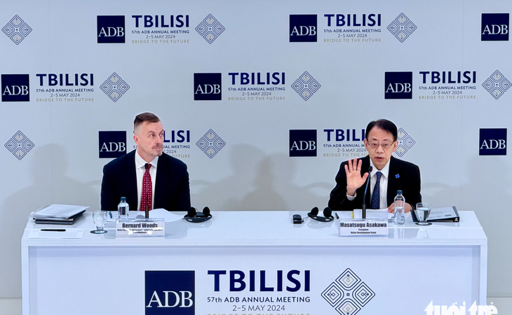 Chủ tịch ADB Masatsugu Asakawa tại cuộc họp báo công bố khoản bổ sung 5 tỉ USD cho ADF - Ảnh: DUY LINH