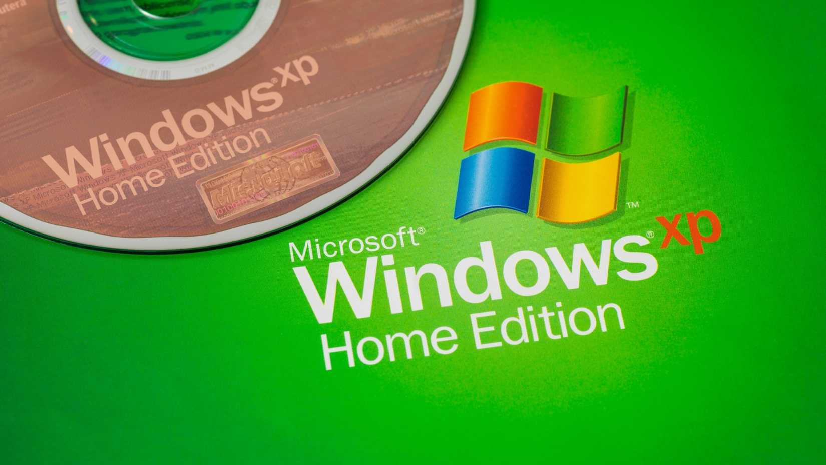 A Windows XP disc next to the Windows XP logo.